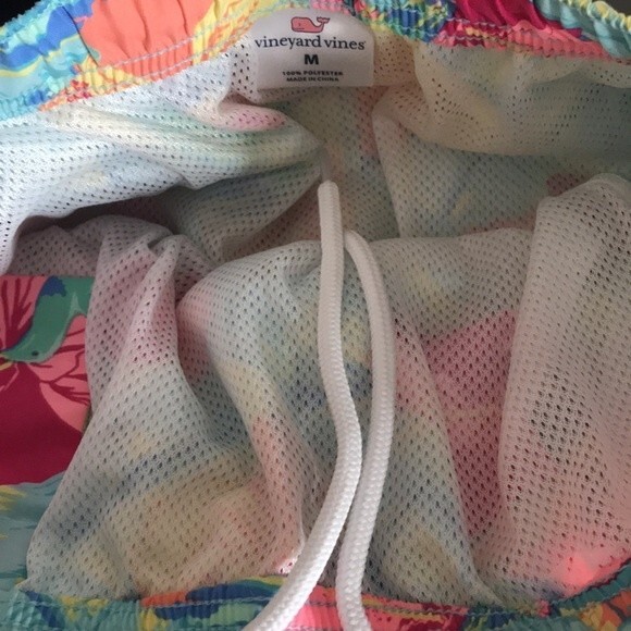 Vineyard Vines Chappy Trunks Mens medium Blue Multi Floral Board shorts swim - Picture 10 of 10